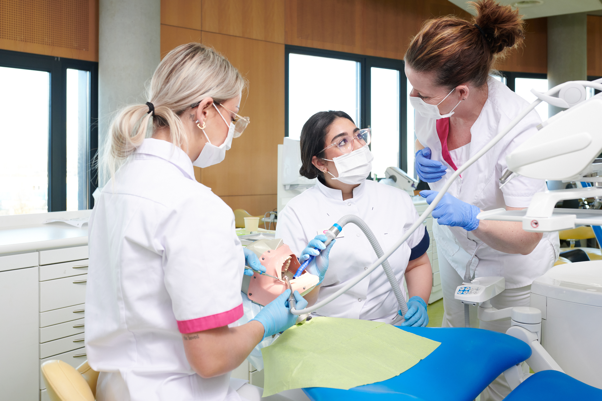 Studenten tijdens praktijkles bij de opleiding Tandartsassistent van Curio