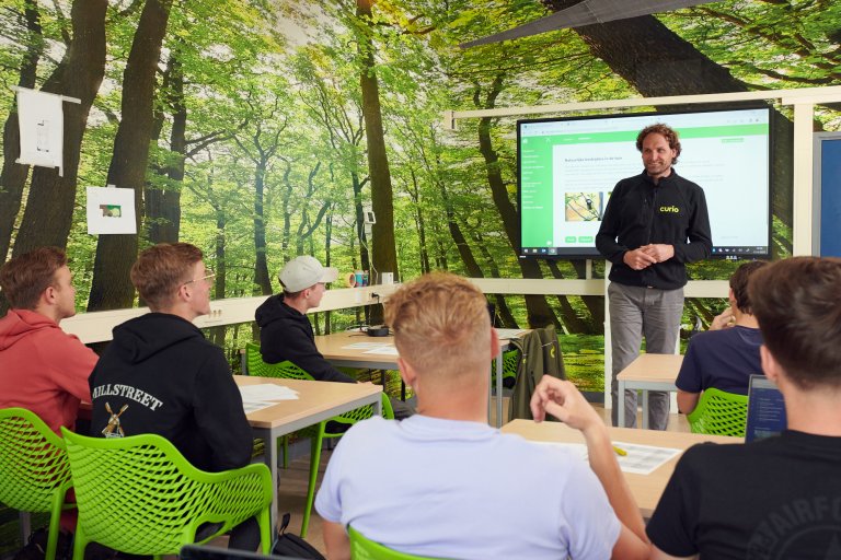 Docent staat voor de klas