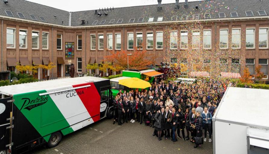 mensen en gebouw