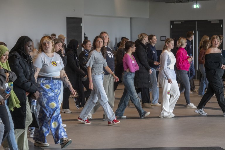 jongeren lopen
