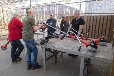 bevestigen snijplaat handmaaier hovenierswerk