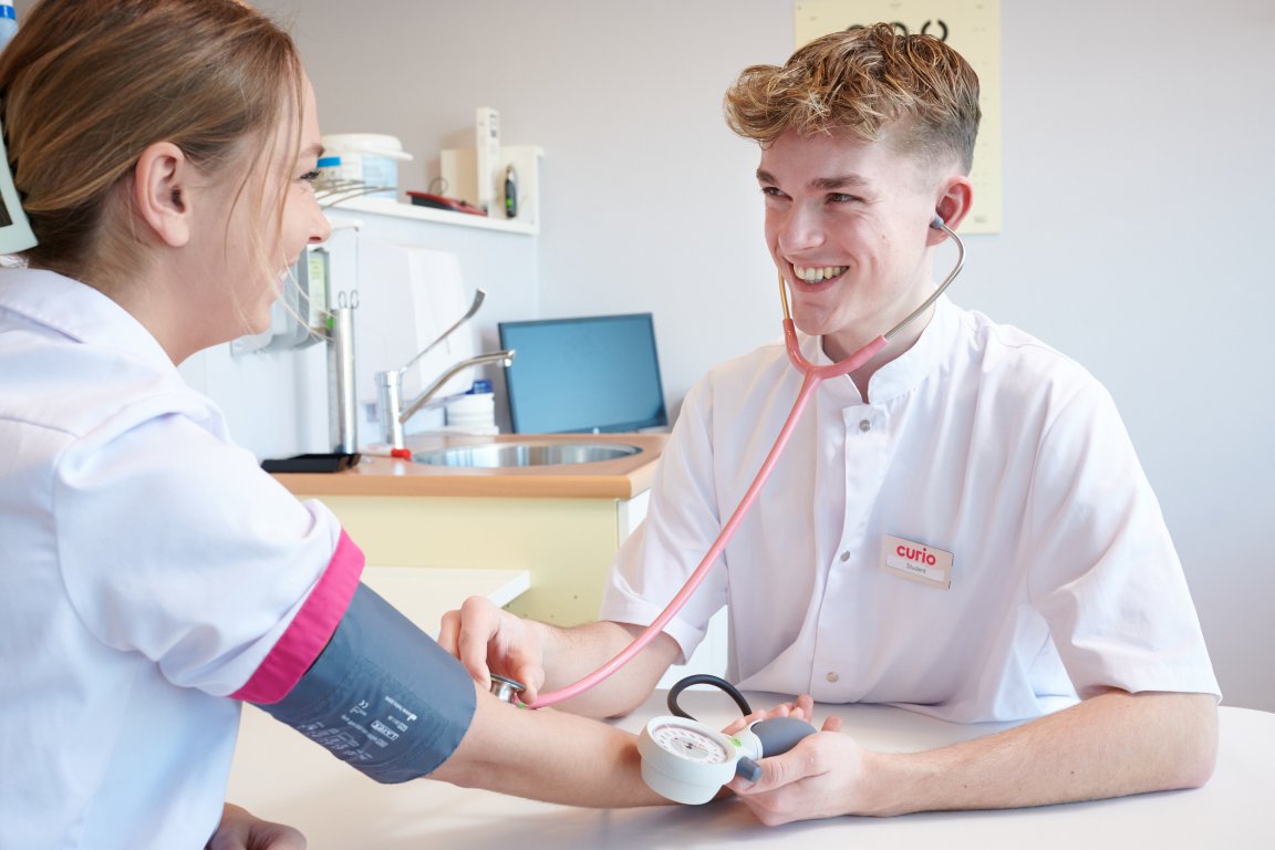 Student meet de bloeddruk van een andere student