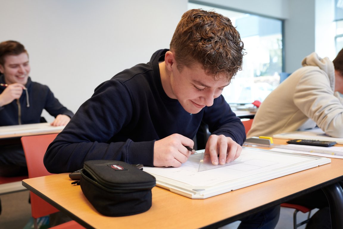 Student in de klas bezig met een bouwtekening