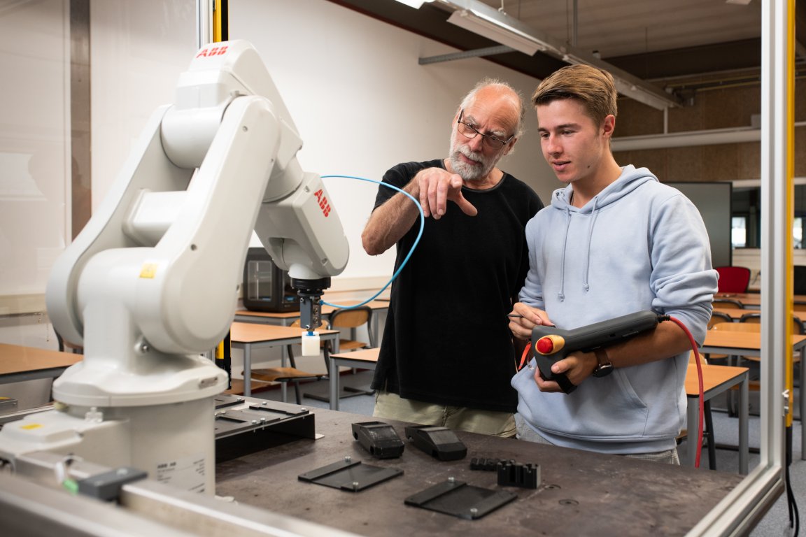 Engineering student krijgt uitleg van docent