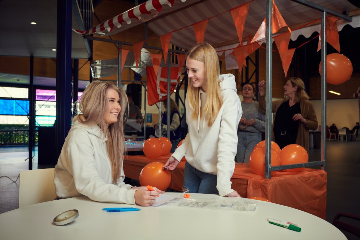 Studenten evenementenorganisatie bezig met aankleding evenement