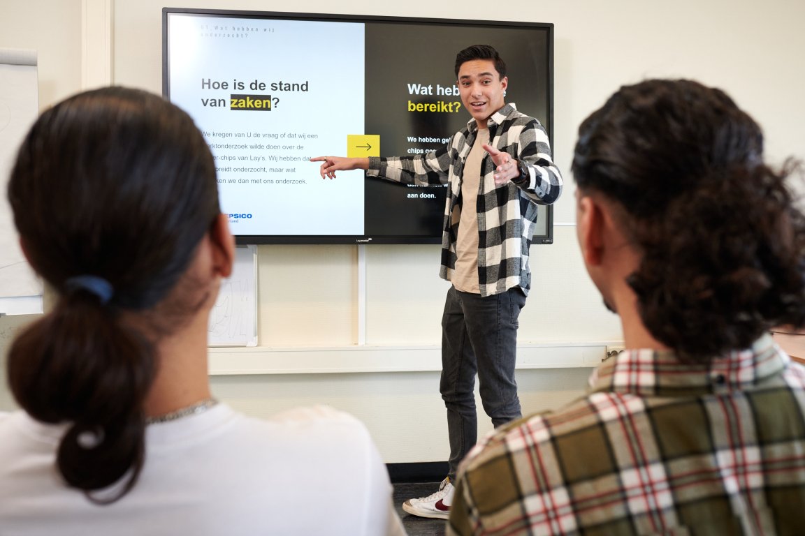 Student groothandel geeft een presentatie voor het scherm