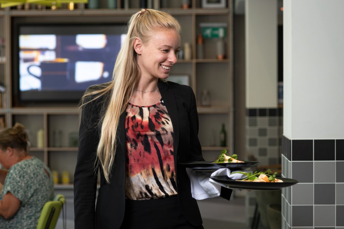 Gastvrouw in het restaurant