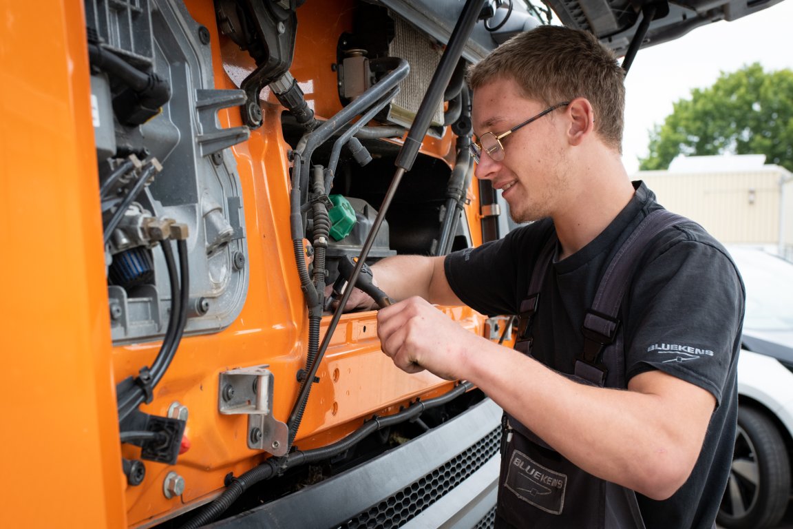 Student bezig met de reparatie van een vrachtauto