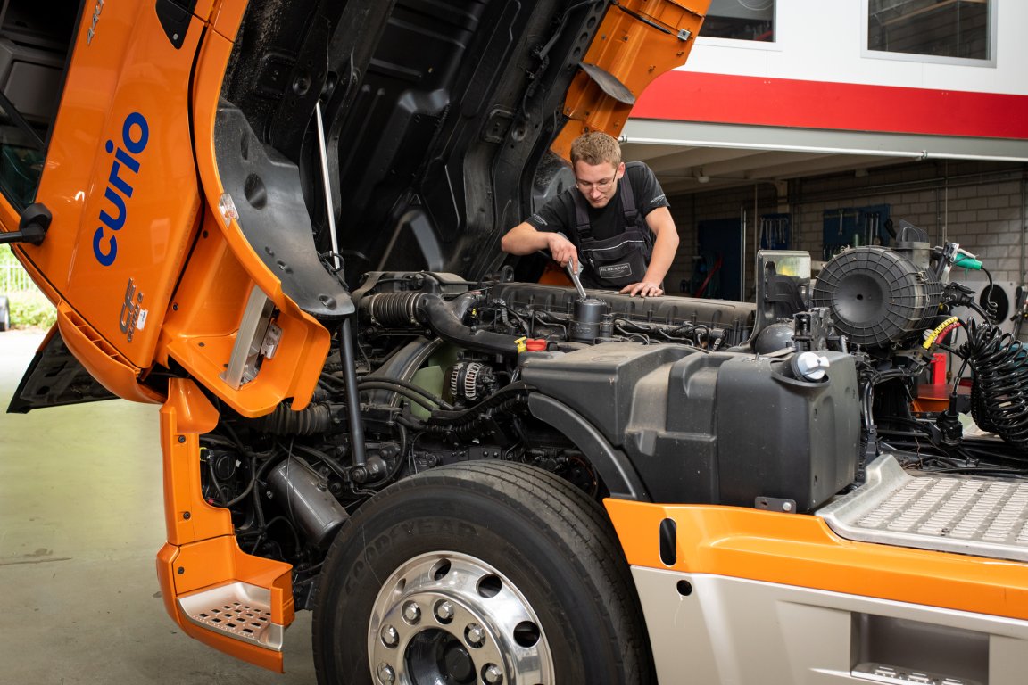 Student aan het sleutelen aan een vrachtwagen