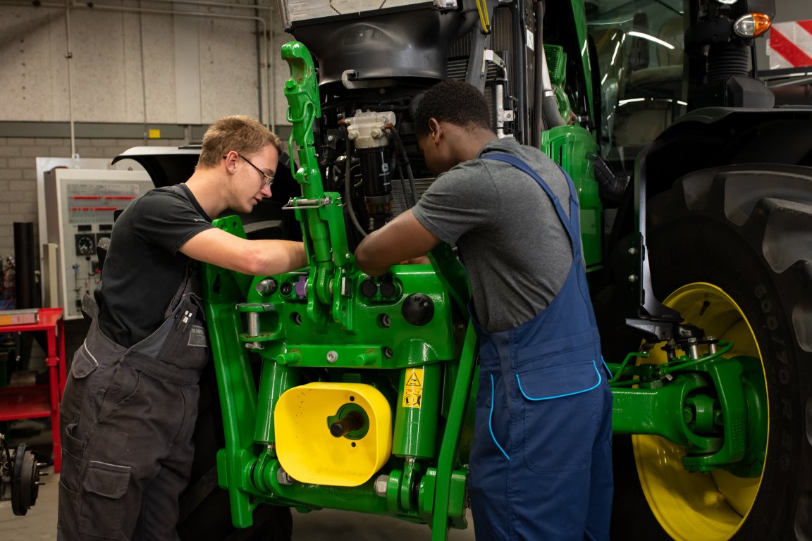 Twee studenten bezig met de reparatie van een voertuig