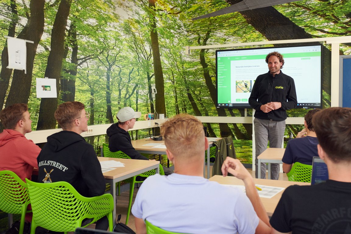 Docent staat voor de klas