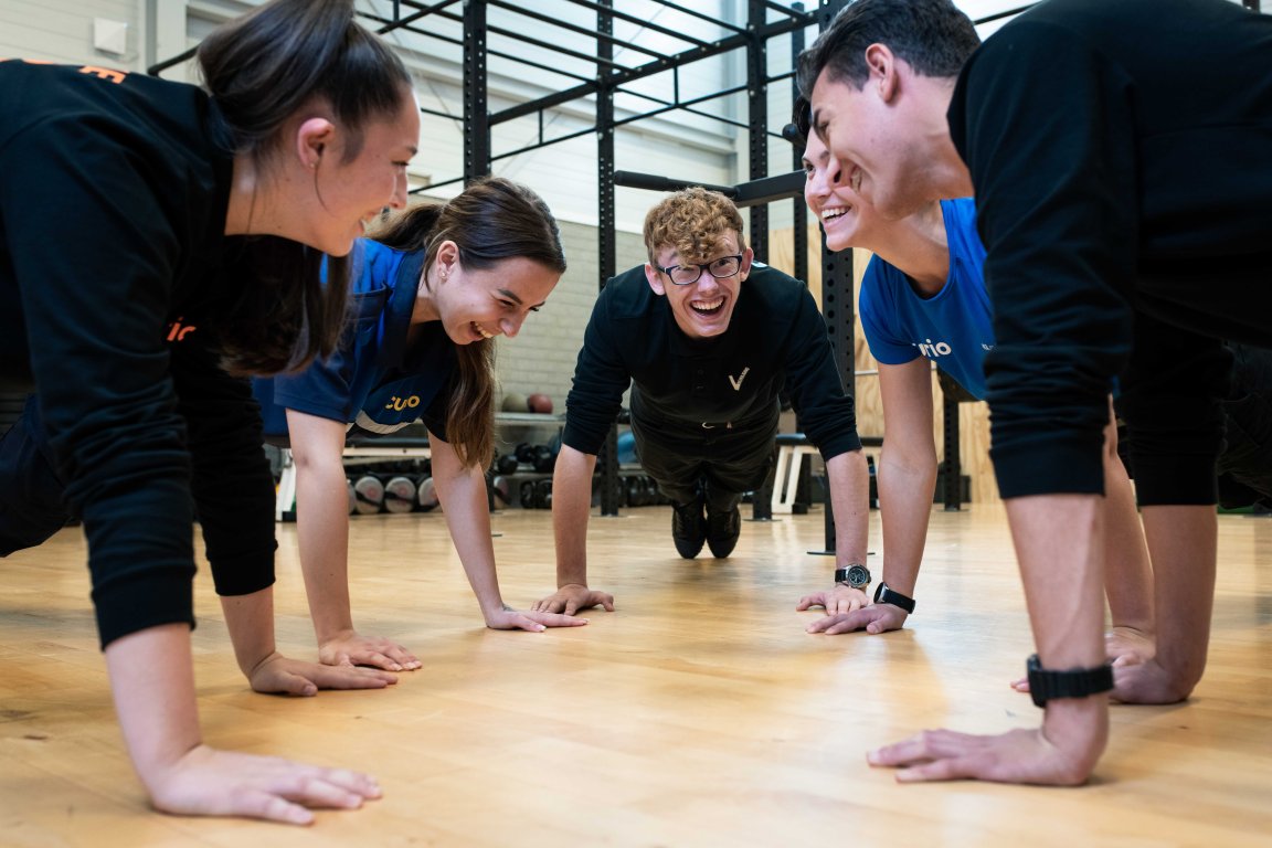 Groepje studenten in voorligsteun 