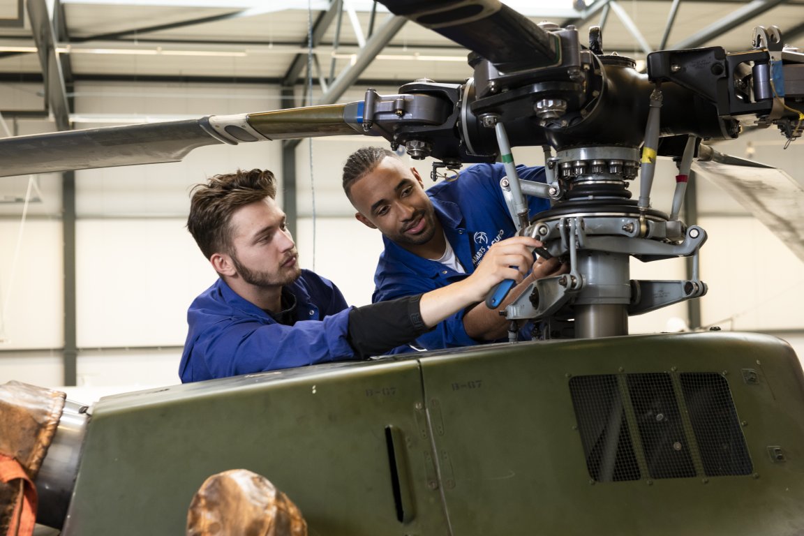 Studenten werken aan een helikopter