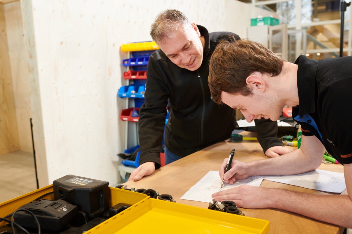 leerling krijgt uitleg van docent
