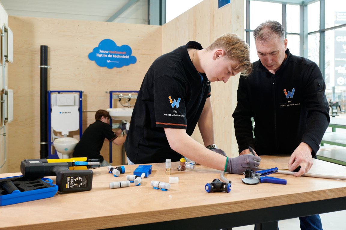 leerling word geholpen