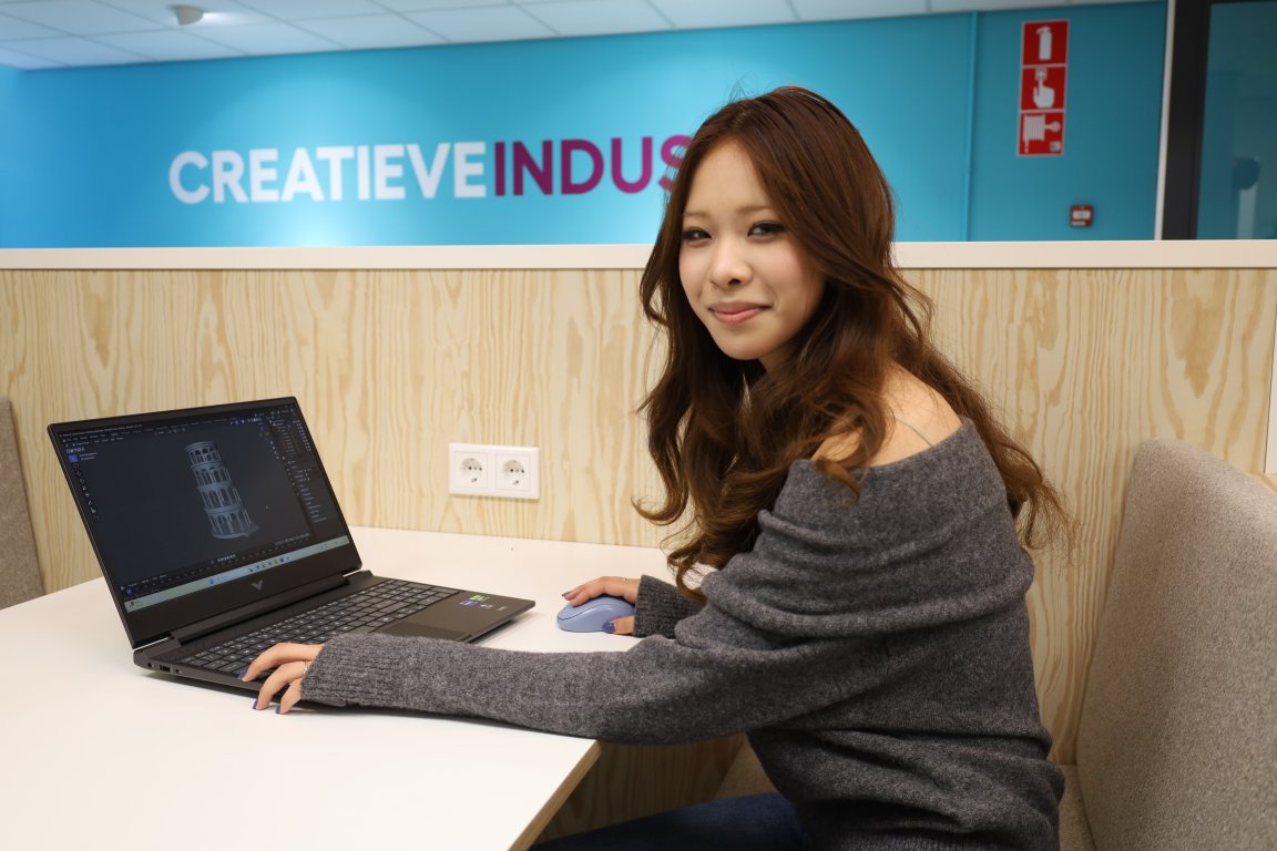 Student werkt aan een opdracht als immersief ontwerper