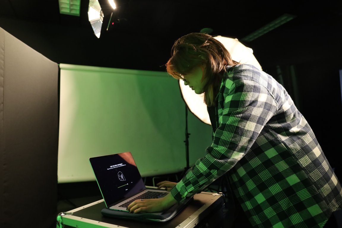 Student werkt aan een opdracht als immersief technicus