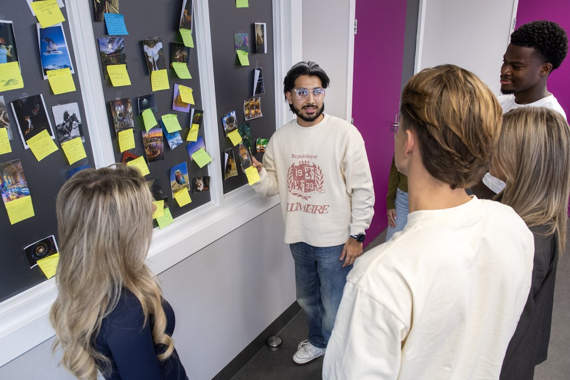 Studenten aan de slag in een brainstorm sessie