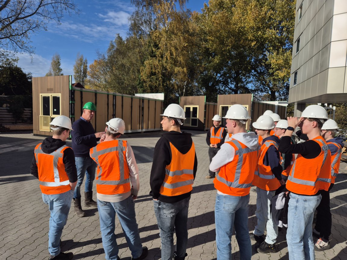 Studenten buiten bij Homesfactory