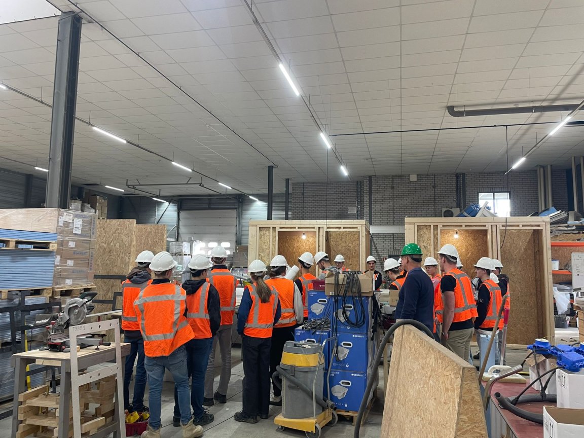 Studenten in de hal bij Homesfactory