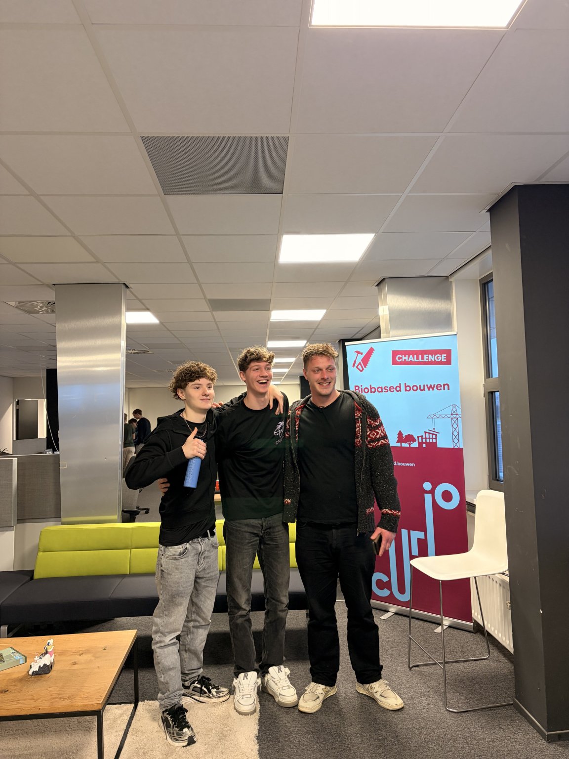 Foto docent met studenten